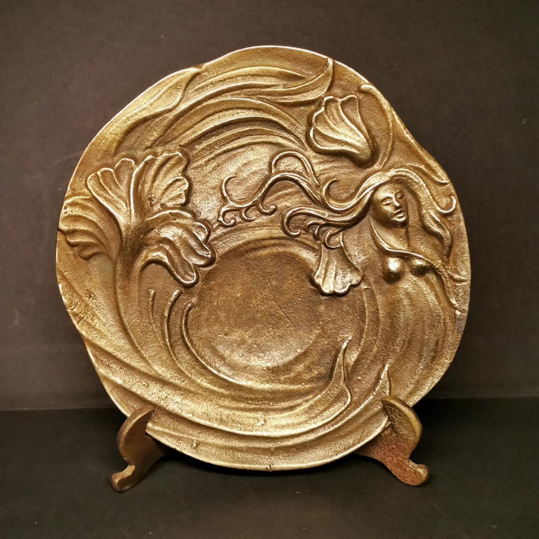 A fine European ashtray: Exquisite European ashtray Size:9.5cm (The Dimensions Of All Batches Are Manually Measured.If You Need More Detailed Information, Please Contact Our Customer Service Before Bidding.)