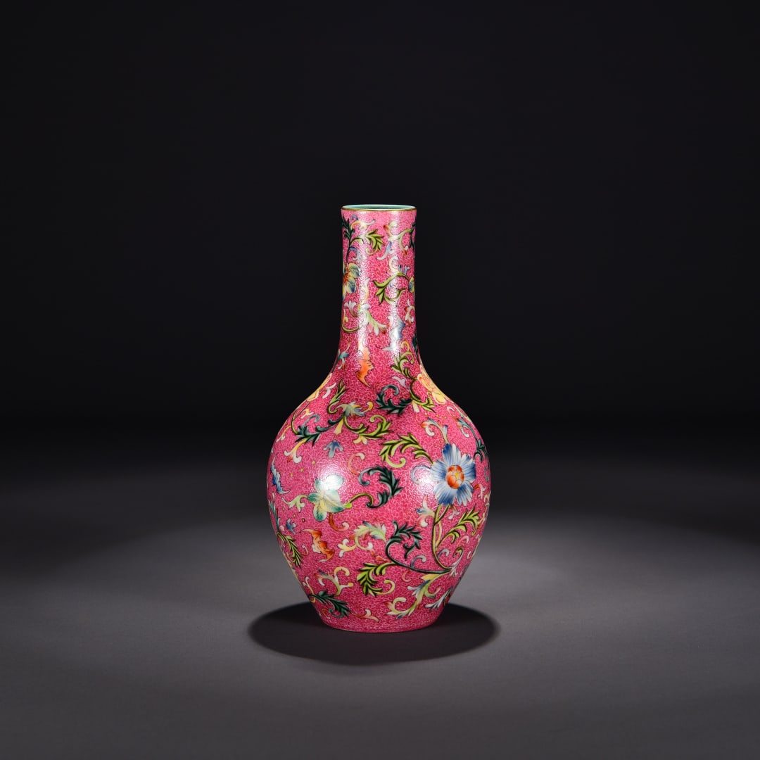 A red land foreign wealth guan pattern gall bottle made in the Qianlong period of the Qing Dynasty: Qing Dynasty Qianlong year made red ground foreign wealth guanlian pattern gall bottle Size:H:23cm W:12cm (The Dimensions Of All Batches Are Manually Measured.If You Need More Detailed Information,
