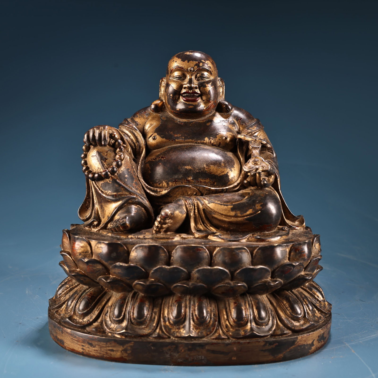 A fine pure copper high-relief engraving of Maitreya Buddha in clay gold: Exquisite pure copper high-relief carved Maitreya Buddha statue in clay Size:H:20cm W:18cm W:2.8kg (The Dimensions Of All Batches Are Manually Measured.If You Need More Detailed Information, Please