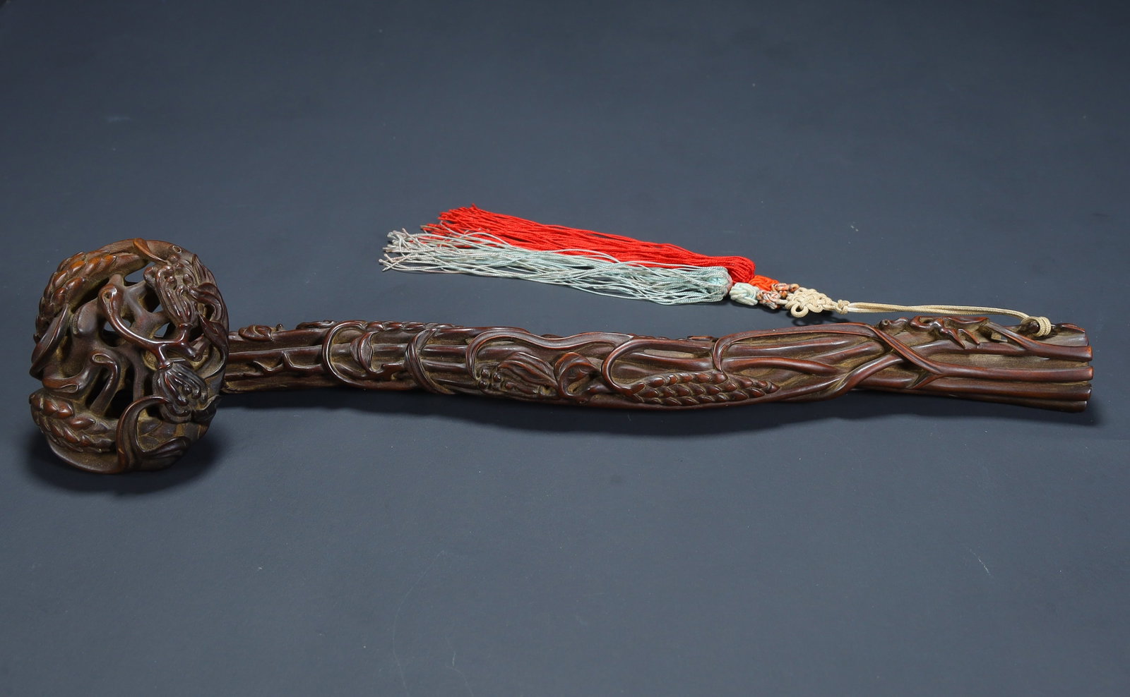 A Qing Dynasty rosewood carved dragon pattern ruyi: Qing Dynasty rosewood carved dragon pattern ruyi SIZE:L: 26.5cmW: 6cmW: 76g (The Dimensions Of All Batches Are Manually Measured.If You Need More Detailed Information, Please Contact Our Customer