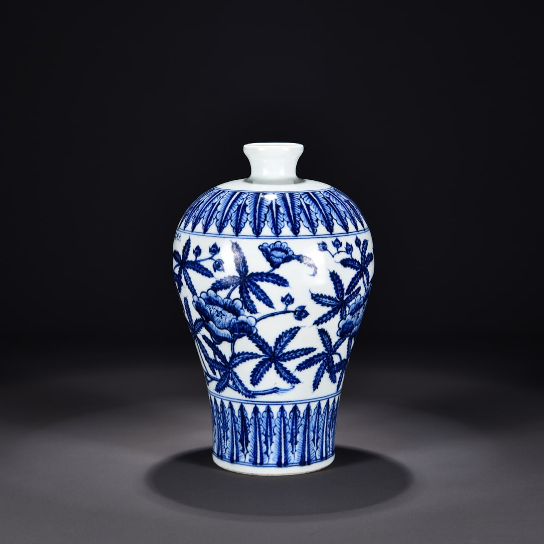A blue and white camellia flower pattern plum bottle made in the Xuande year of the Ming Dynasty: The blue and white camellia flower pattern plum bottle made in the Xuande year of the Ming Dynasty Size:H:30cm W:19cm (The Dimensions Of All Batches Are Manually Measured.If You Need More Detailed