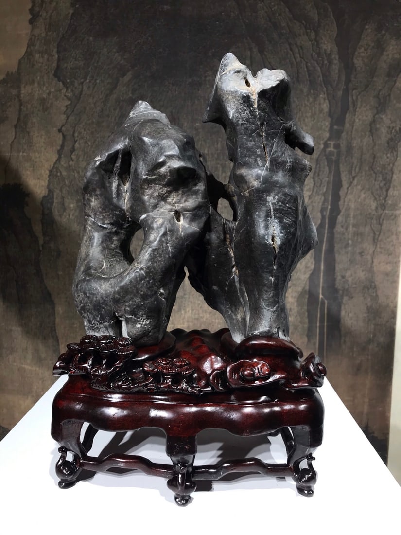 A beautiful natural rough stone ornament (1 of 7)