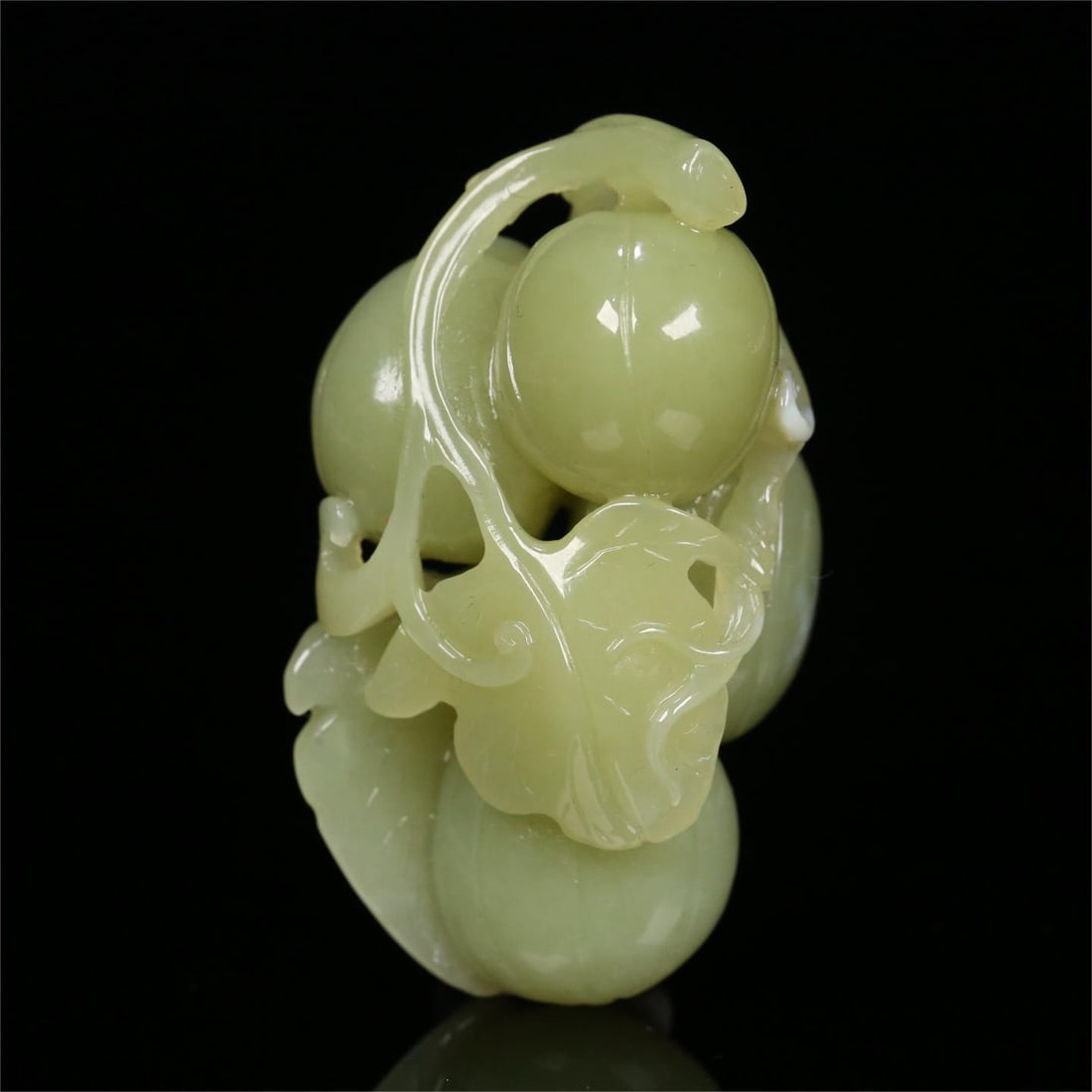 A beautiful Hetian yellow jade melon and fruit carving: Exquisite Hetian yellow jade melon and fruit carvings Size:6x3.5x2.7cm W:0.055kg (The Dimensions Of All Batches Are Manually Measured.If You Need More Detailed Information, Please Contact Our