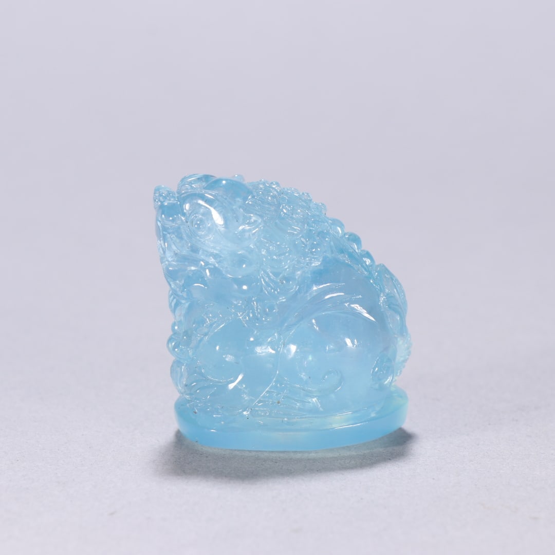 A carving of an aquamarine beast from the Qing Dynasty: Aquamarine beast carvings in the Qing Dynasty Size:H:3.9cm W:3.6cm W:0.0532kg (The Dimensions Of All Batches Are Manually Measured.If You Need More Detailed Information, Please Contact Our Customer
