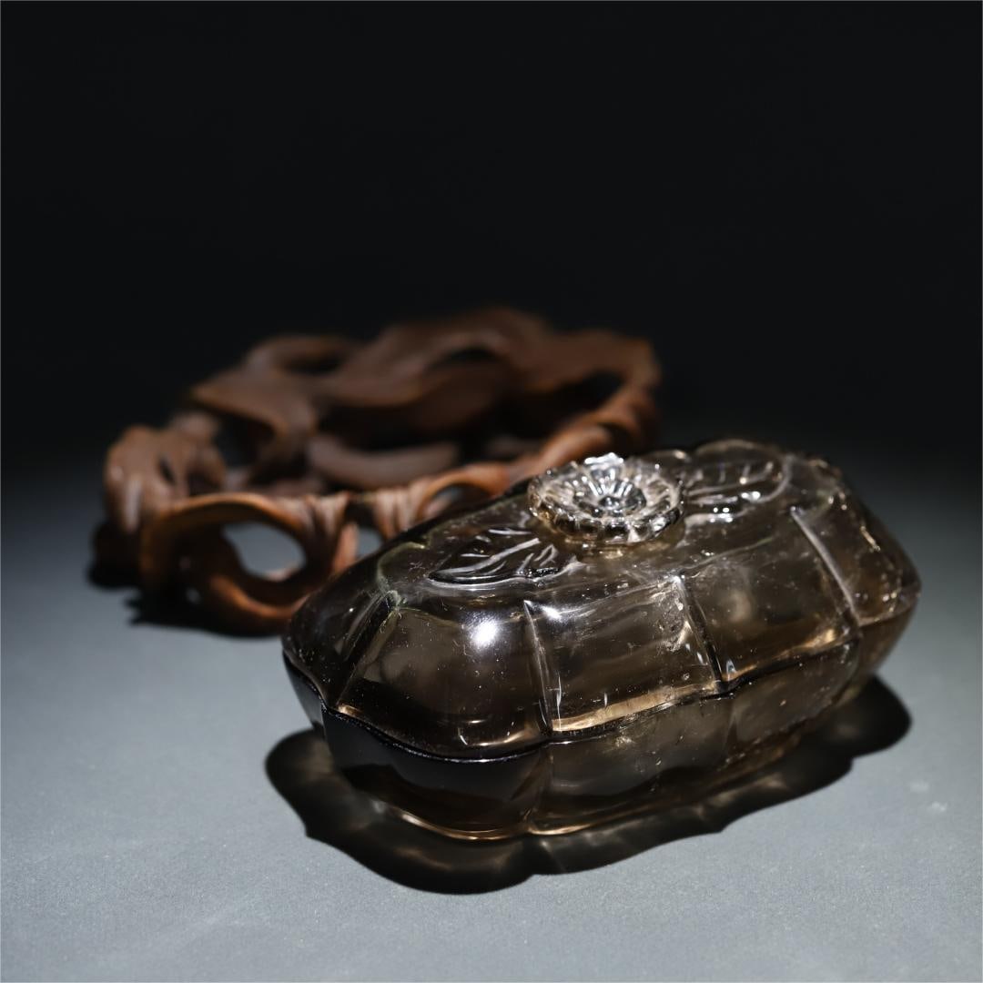 A tea crystal begonia-shaped lid box from the Qing Dynasty: Qing Dynasty tea crystal begonia-shaped lid box Size:H:5.1x11.7x7.3cm W:0.215kg (The Dimensions Of All Batches Are Manually Measured.If You Need More Detailed Information, Please Contact Our Customer
