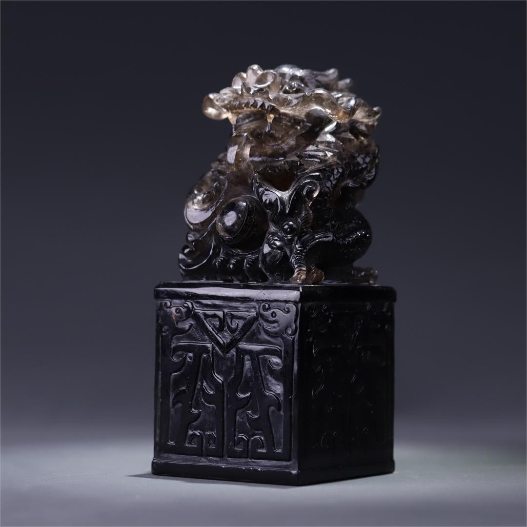 A tea crystal plate dragon button seal of the Qing Dynasty: Qing Dynasty tea crystal plate dragon button seal Size:H:17.3x7.75x7.8cm W:2.0425kg (The Dimensions Of All Batches Are Manually Measured.If You Need More Detailed Information, Please Contact Our