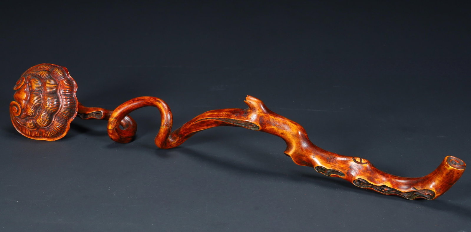 A boxwood carving Ganoderma lucidum pattern of the Qing Dynasty is as it is: The boxwood carving Ganoderma lucidum pattern of the Qing Dynasty is as it is SIZE:L: 37cmW: 6.5cm W: 93.7g (The Dimensions Of All Batches Are Manually Measured.If You Need More Detailed Information, 