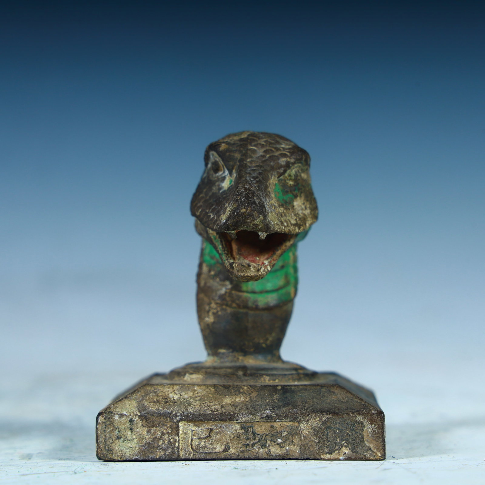 A copper painted snake head seal of the Tang Dynasty: Tang Dynasty copper painted snake head seal SIZE: H:7.8cm L: 5.3cm W:5.3cm W:370.3g (The Dimensions Of All Batches Are Manually Measured.If You Need More Detailed Information, Please Contact Our Custo