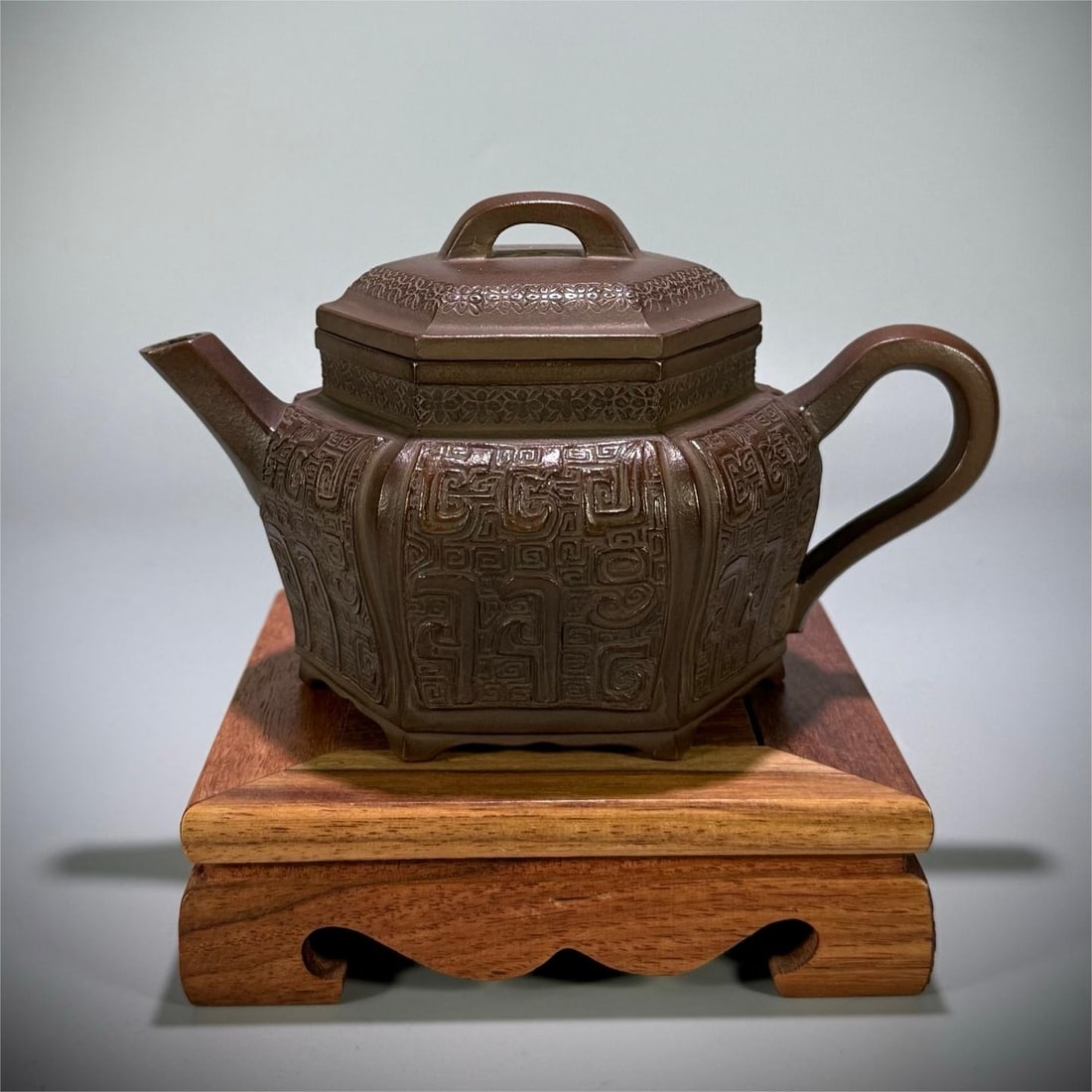A Qing Dynasty printed lamp pot with a hexagonal palace (1 of 9)