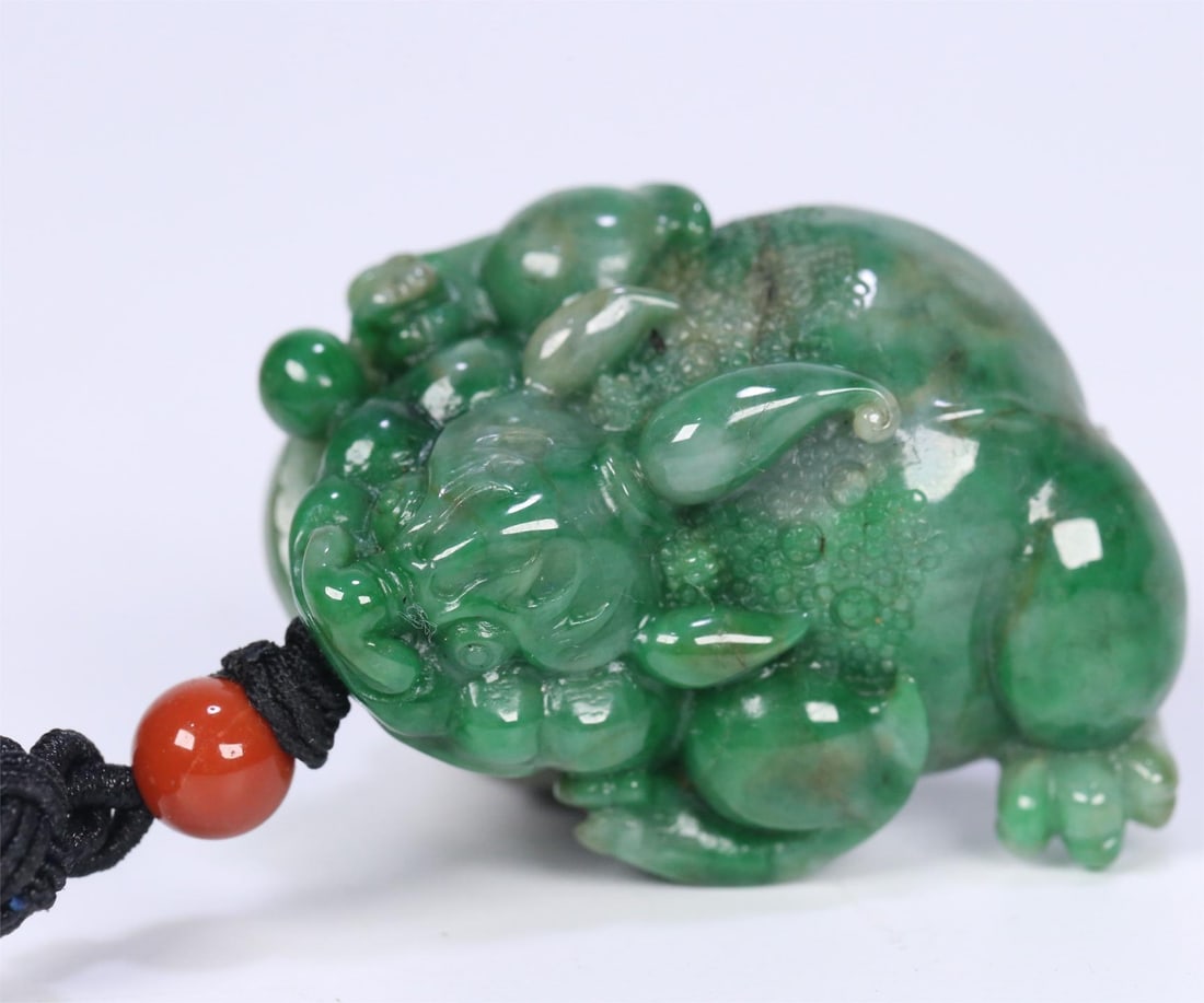 A beautiful piece of old jade lucky golden toad: Exquisite old jade lucky golden toad handle Size:4.5x3.5x2.5cm W:0.05kg (The Dimensions Of All Batches Are Manually Measured.If You Need More Detailed Information, Please Contact Our Customer Service 