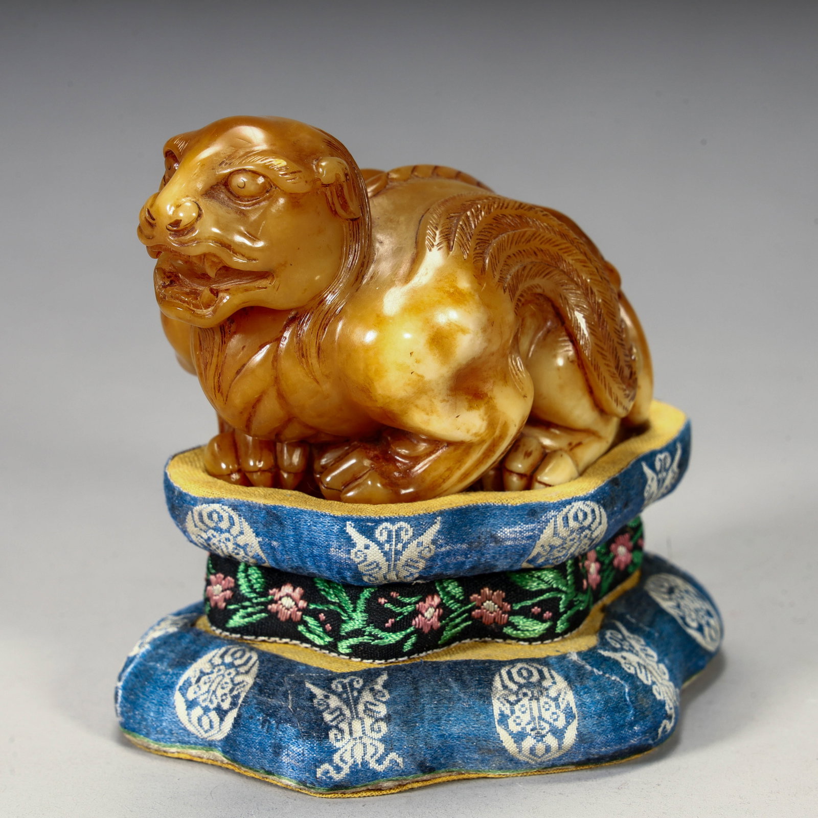 A Qing Dynasty Shoushan stone auspicious beast ornament: Qing Dynasty Shoushan stone auspicious beast ornaments Size: H:5.5cm L: 9cm W:5cm W:224g (The Dimensions Of All Batches Are Manually Measured.If You Need More Detailed Information, Please Contact Our 