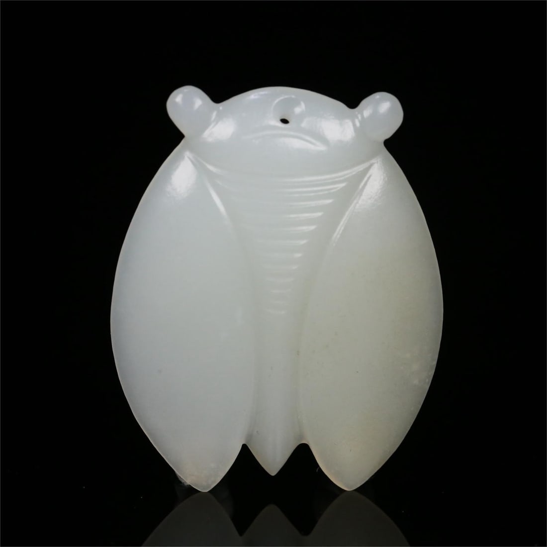 A beautiful Hetian jade blockbuster carving: Exquisite Hetian jade blockbuster carvings Size:5.8x4.7x0.8cm W:0.0282kg (The Dimensions Of All Batches Are Manually Measured.If You Need More Detailed Information, Please Contact Our Customer Service