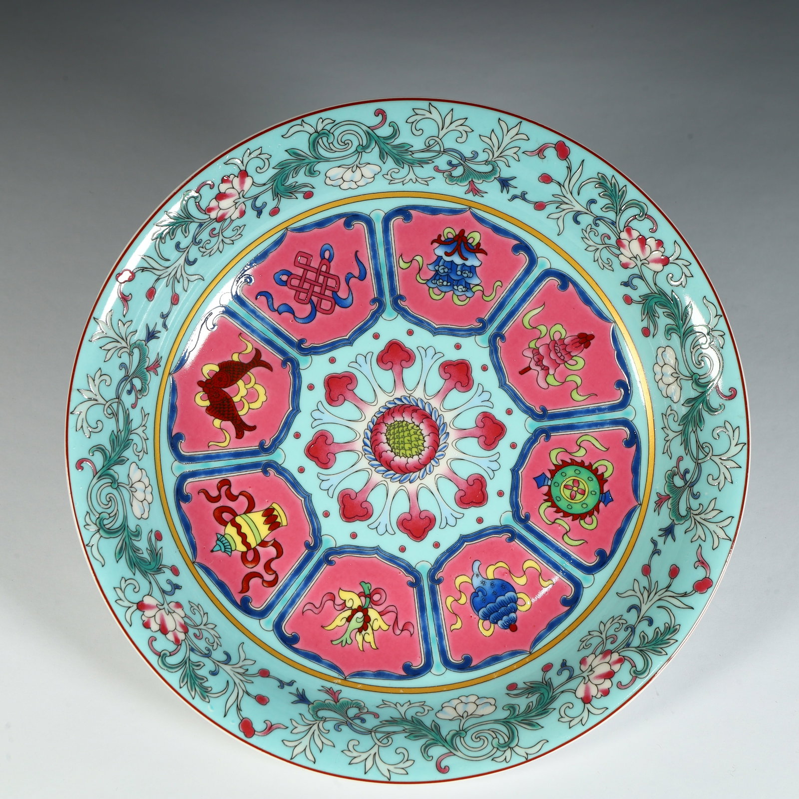 A pastel turquoise green ground consecrated eight auspicious pattern plates of the Qing Dynasty: The pastel turquoise green ground of the Qing Dynasty consecrated eight auspicious patterns SIZE:H: 4cmL: 20.5cmW: 20.5cmW: 411g (The Dimensions Of All Batches Are Manually Measured.If You Need More D