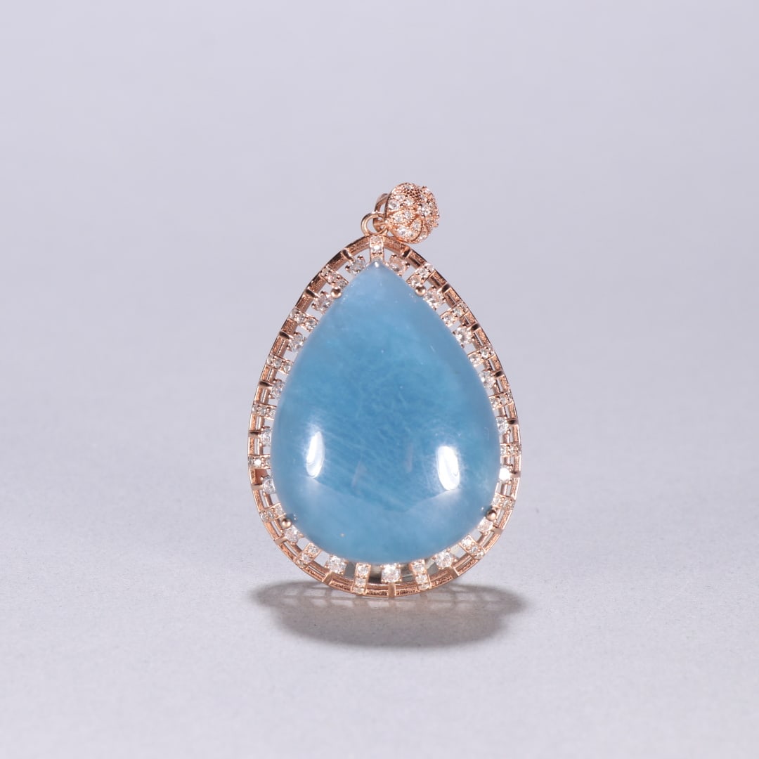 A beautiful aquamarine drop-shaped pendant (1 of 9)