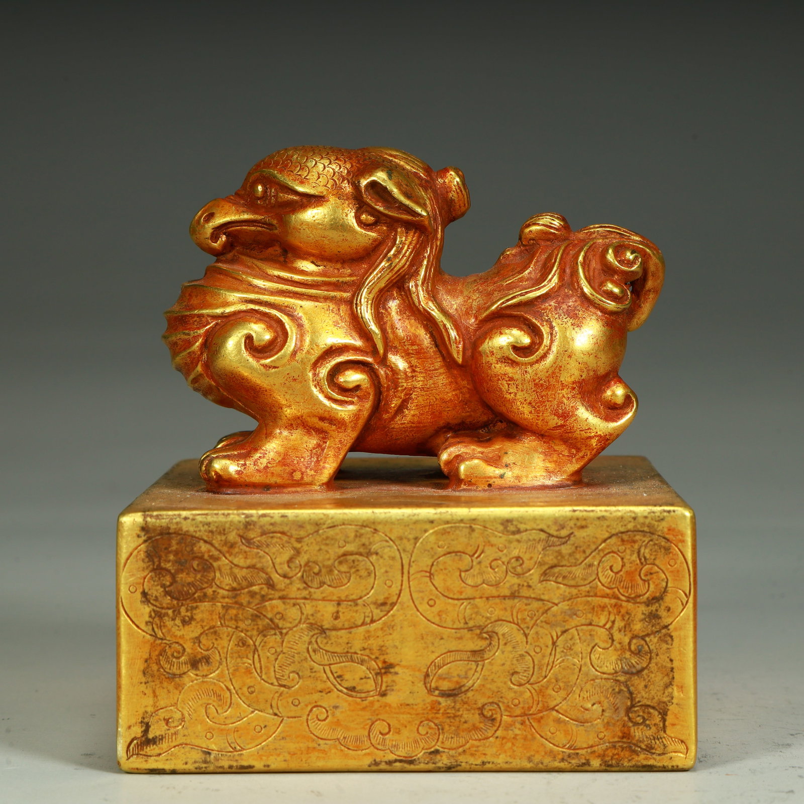 A copper gilt auspicious beast button cloud seal of the Qing Dynasty: The copper gilt auspicious beast button cloud pattern seal of the Qing Dynasty SIZE:H: 9.5cmL: 8.2cmW: 8.2cmW: 2.7kg (The Dimensions Of All Batches Are Manually Measured.If You Need More Detailed Info