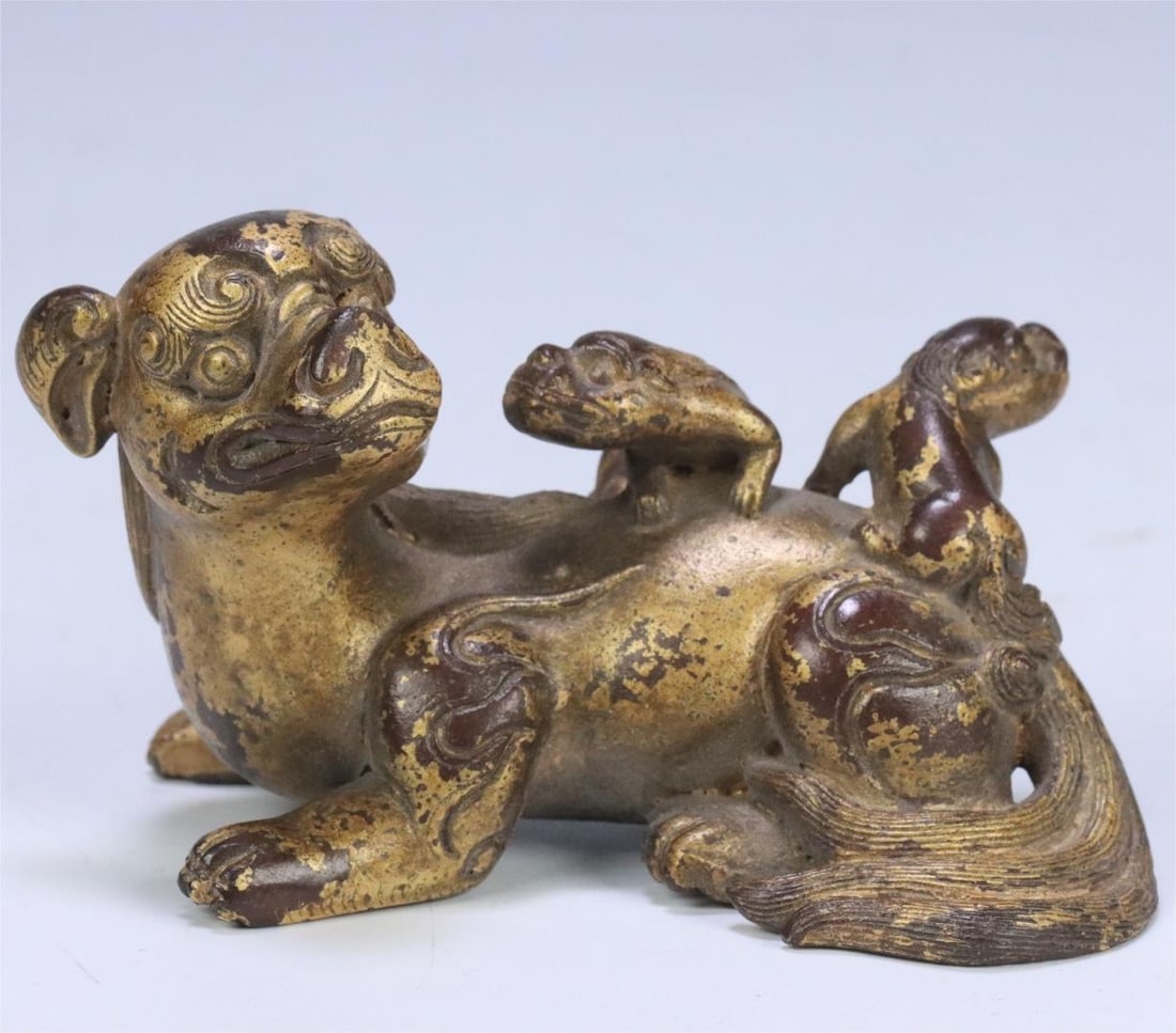 A copper clay gold mother auspicious beast paperweight from the Qing Dynasty: Qing Dynasty copper clay gold mother auspicious beast paperweight Size:9.10x4.71x5.50cm W:0.5296kg (The Dimensions Of All Batches Are Manually Measured.If You Need More Detailed Information, Please Co