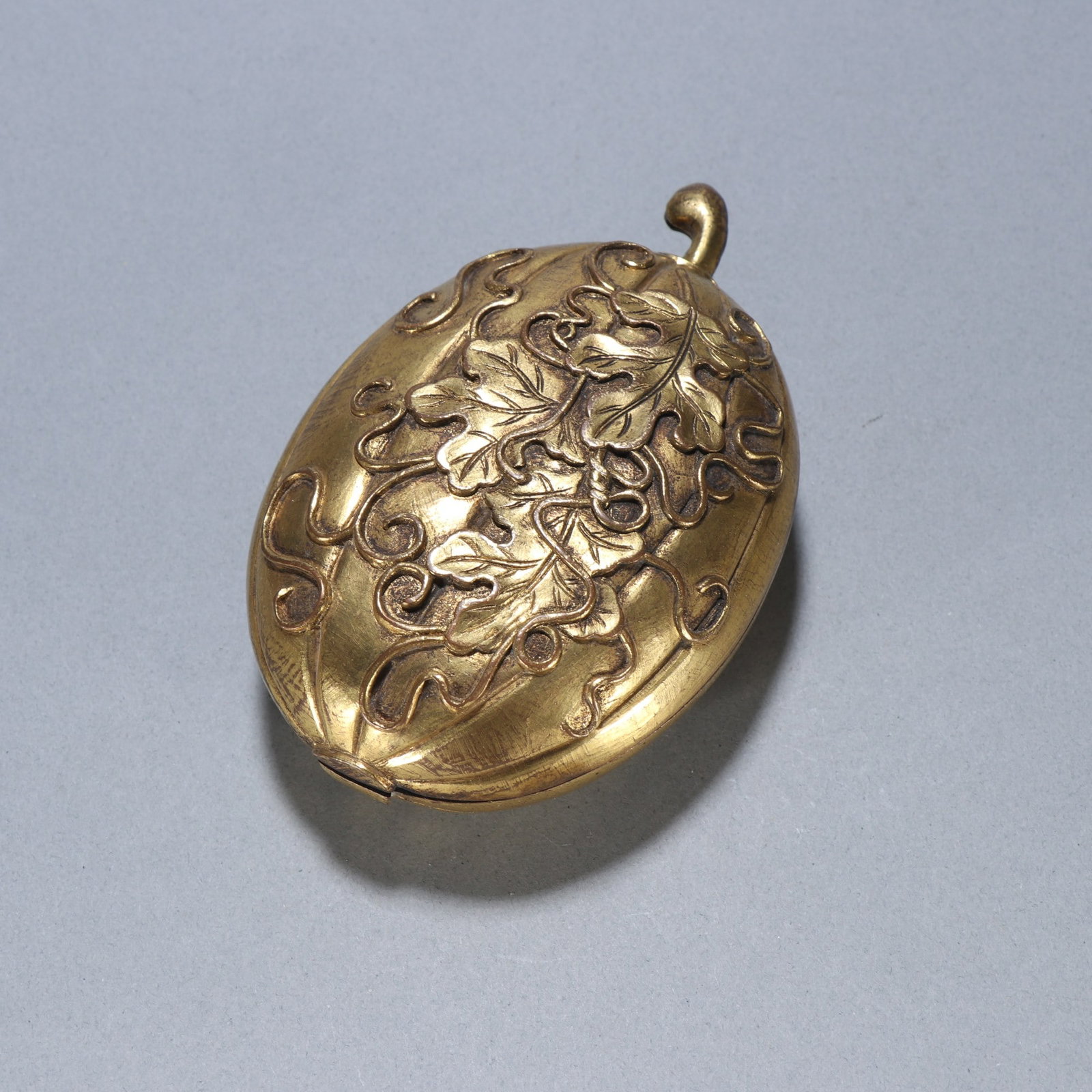 A copper gilt broken branch leaf pattern melon ridge lid box of the Qing Dynasty: Qing Dynasty copper gilt broken branch leaf pattern melon ridge lid box Size:H:4cm W:11.3cm W:0.46kg (The Dimensions Of All Batches Are Manually Measured.If You Need More Detailed Information, Please 