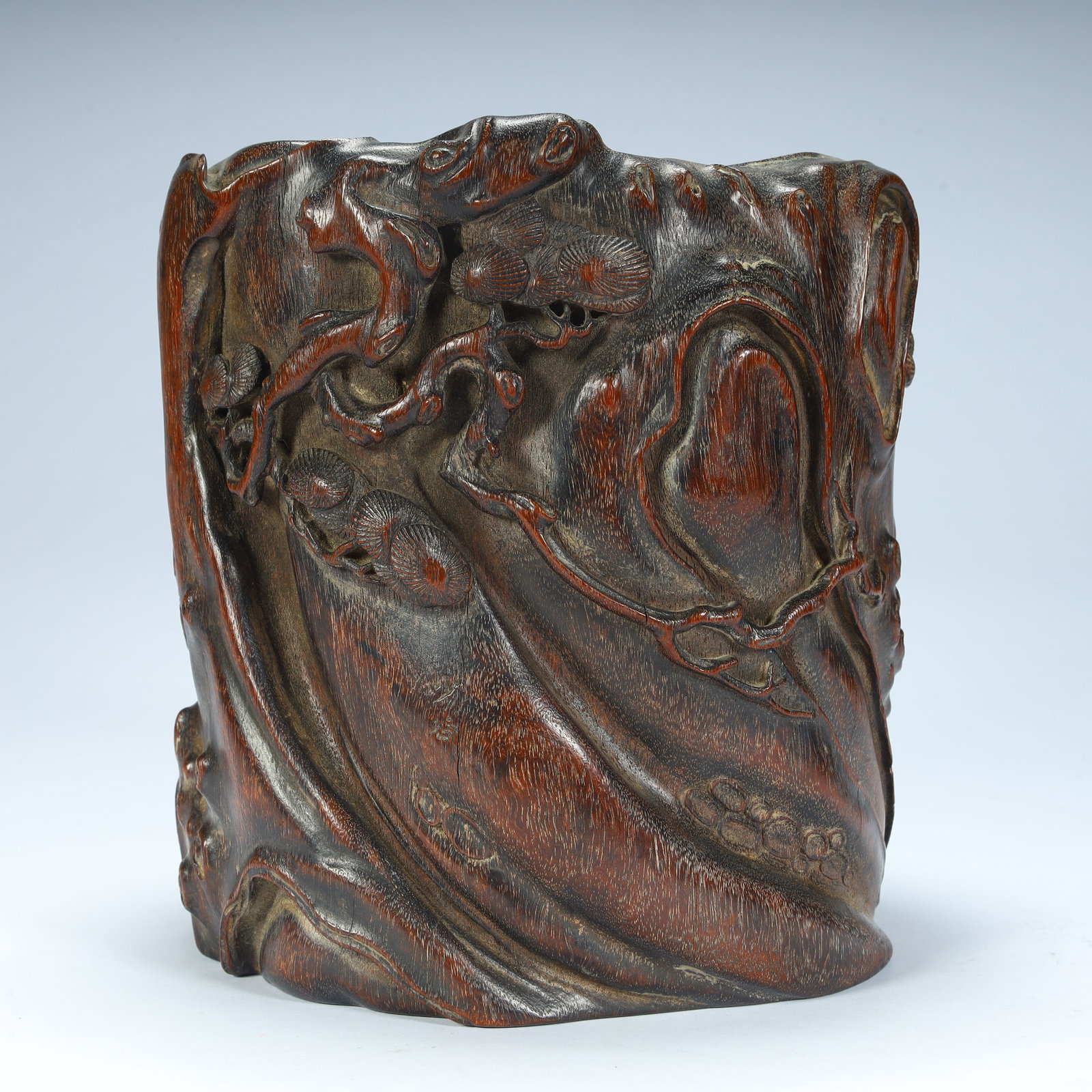 A Qing Dynasty rosewood carved pine branch conforming pen holder: The Qing Dynasty's rosewood carved pine branch conforming pen holder SIZE:H: 16.5cmL: 15.5cmW: 14.5cmW: 1573g (The Dimensions Of All Batches Are Manually Measured.If You Need More Detailed Information