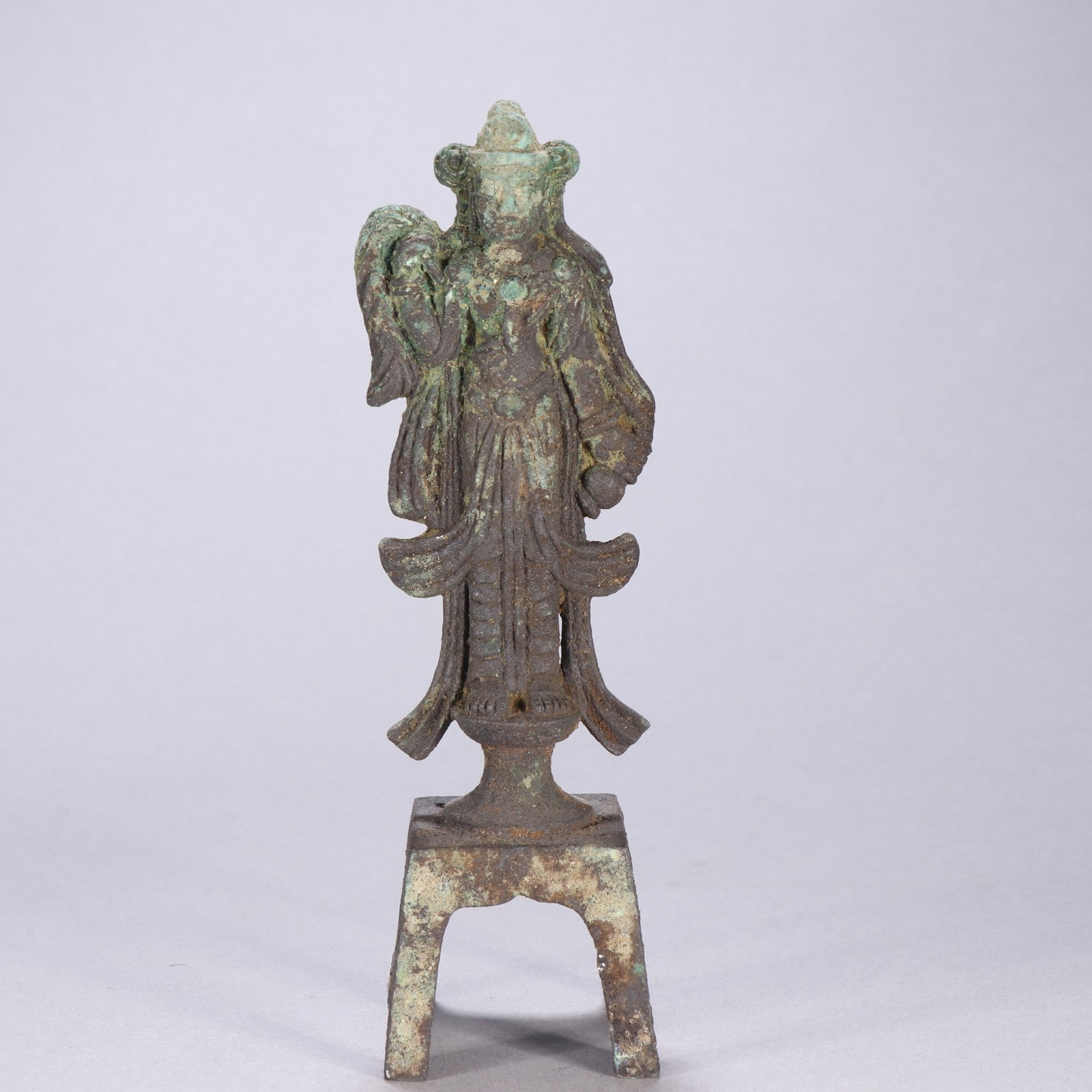 A beautiful bronze statue of a Bodhisattva: Exquisite bronze statue of the Bodhisattva Size:H:16.5cm W:5.1cm W:0.2884kg (The Dimensions Of All Batches Are Manually Measured.If You Need More Detailed Information, Please Contact Our Customer Serv