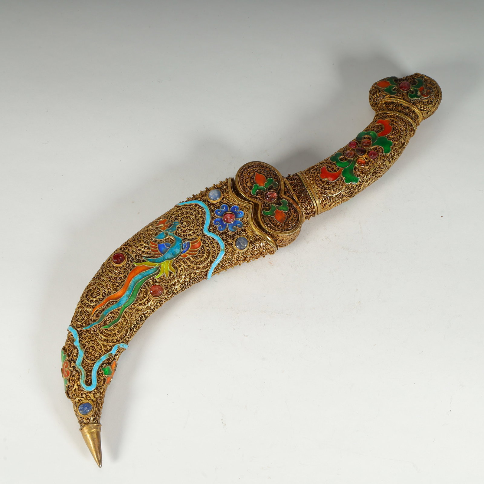 A silk inlaid treasure fired blue phoenix pattern scimitar made in the Qianlong period of the Qing: Qing Dynasty Qianlong year made of silk inlaid treasure burnt blue phoenix pattern scimitar SIZE:L: 29cmW: 5.5cmW: 271g (The Dimensions Of All Batches Are Manually Measured.If You Need More Detailed I