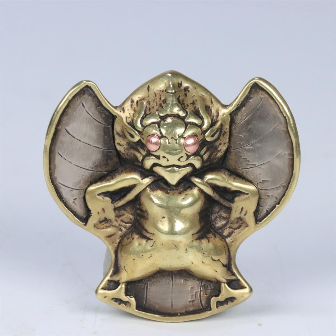 A beautiful bronze roc bird pendant: Exquisite copper roc bird pendant Size:5.27x5.33x1.32cm W:0.051kg (The Dimensions Of All Batches Are Manually Measured.If You Need More Detailed Information, Please Contact Our Customer Service Before