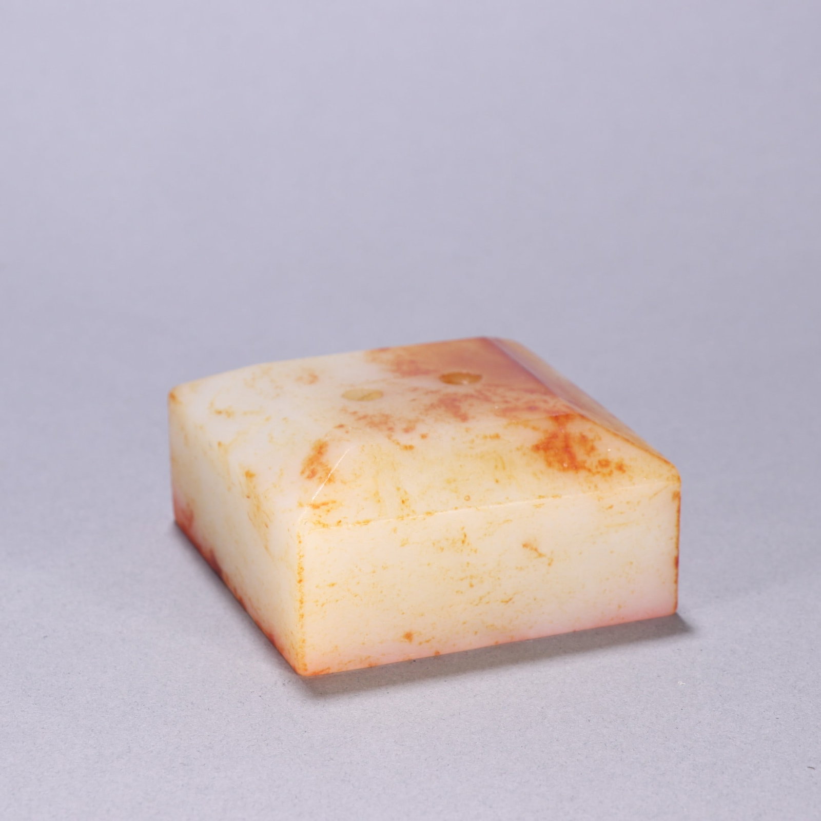 A seal of Hetian jade seed material in the Qing Dynasty: The seal of Hetian jade seed material in the Qing Dynasty Size:H:2.9cm W:6cm W:0.2927kg (The Dimensions Of All Batches Are Manually Measured.If You Need More Detailed Information, Please Contact Our C