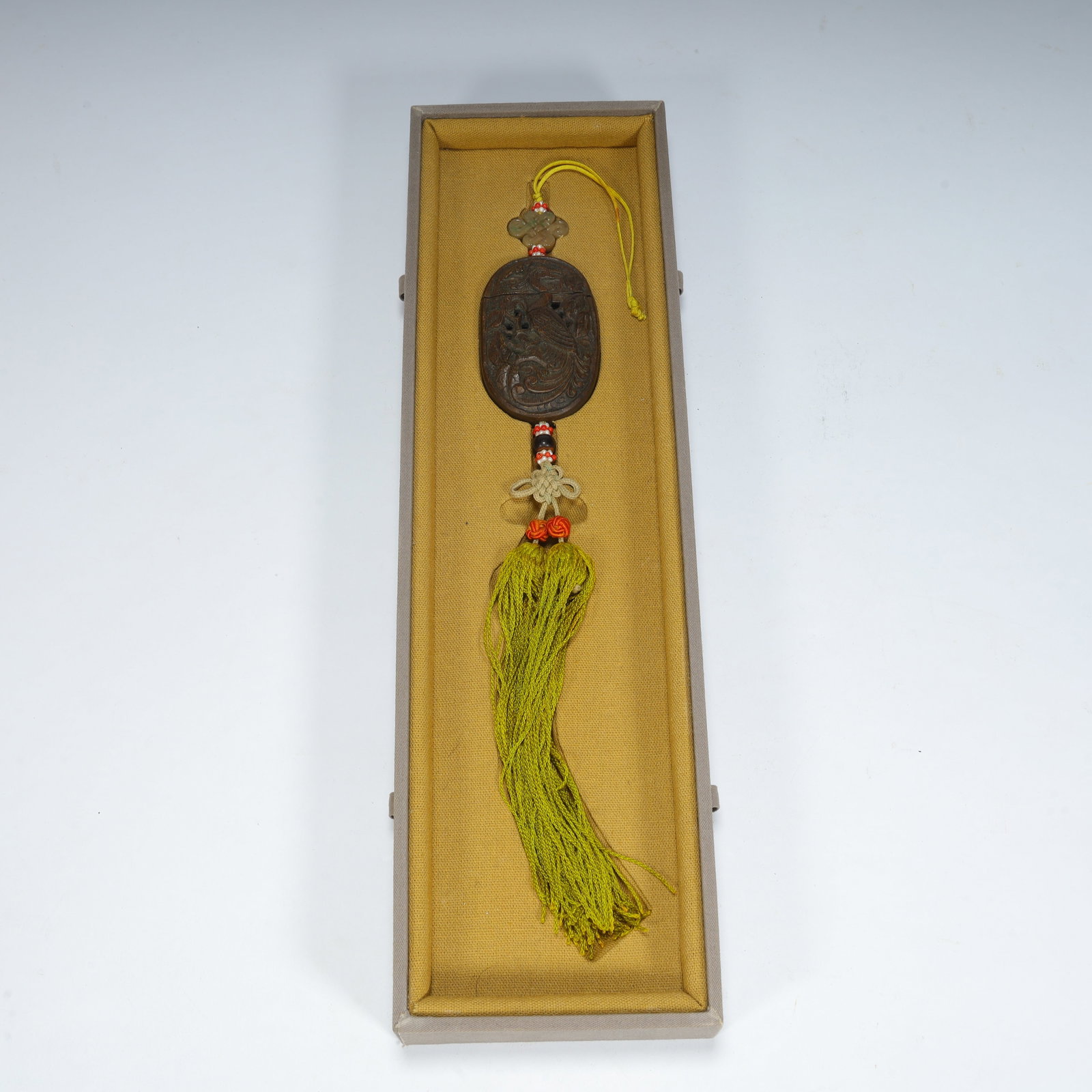 A Qing Dynasty agarwood carved dragon and phoenix pattern hanging pendant: Qing Dynasty agarwood carved dragon and phoenix pattern hanging pendant SIZE:H: 1.5cmL: 7cmW: 4.5cmW: 35g (The Dimensions Of All Batches Are Manually Measured.If You Need More Detailed Information, Pl