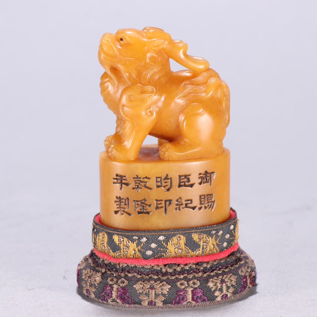 A Qing Dynasty Tian Huang stone unicorn button seal: Qing Dynasty's Tian Huang stone unicorn button seal Size:H:5.8cm W:3.8cm W:0.0826kg (The Dimensions Of All Batches Are Manually Measured.If You Need More Detailed Information, Please Contact Our Custo