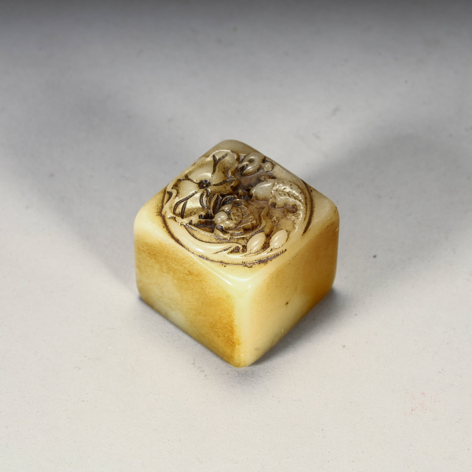 A Shoushan stone seal of the Qing Dynasty: The Shoushan stone seal of the Qing Dynasty Size: H:2.9cm L: 3cm W:3cm W:67g (The Dimensions Of All Batches Are Manually Measured.If You Need More Detailed Information, Please Contact Our Customer Ser