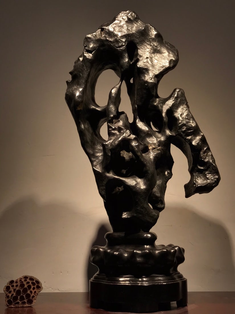 A piece of exquisite Taihu Lake stone dragon cloud: Exquisite Taihu Lake Stone Qiuyun Size:H:90cm W:46cm T:28cm (The Dimensions Of All Batches Are Manually Measured.If You Need More Detailed Information, Please Contact Our Customer Service Before Biddi