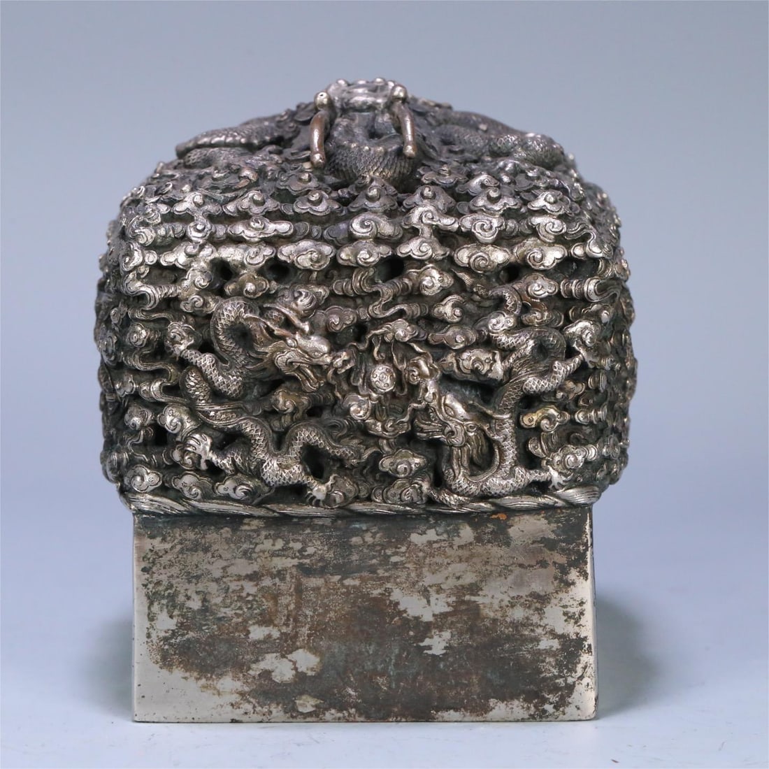 A silver seal of the Qing Dynasty's auspicious cloud dragon pattern button Xun Imperial Concubine: Qing Dynasty's auspicious cloud dragon pattern button Xun Guifei's treasure silver seal Size:15x12x12cm W:9.82kg (The Dimensions Of All Batches Are Manually Measured.If You Need More Detailed Informat