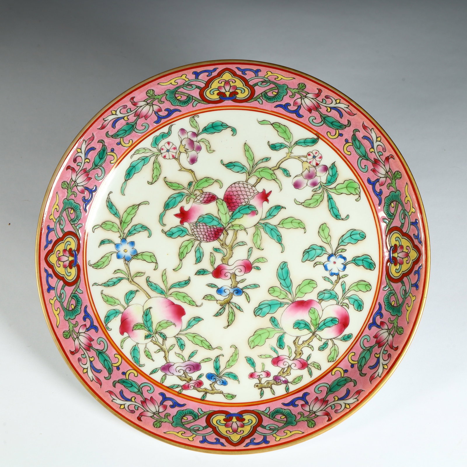 A late pastel three-patterned folded plate from the Qing Dynasty: Late pastel of the Qing Dynasty Sanduo folded edge plate SIZE:H: 4cmL: 21cmW: 21cmW: 389g (The Dimensions Of All Batches Are Manually Measured.If You Need More Detailed Information, Please Contact Our