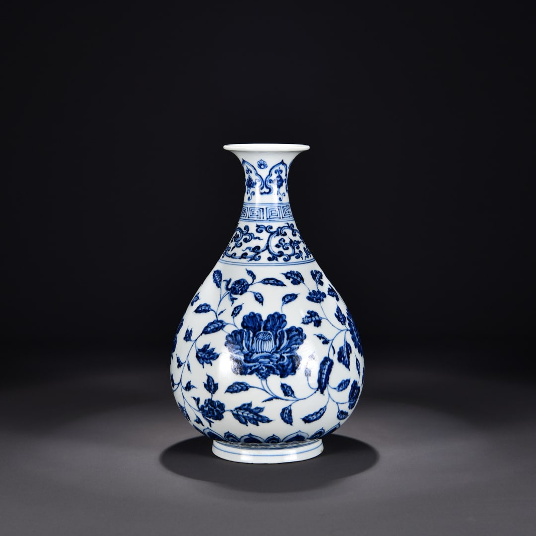 A blue and white entwined peony pattern jade pot spring vase made in the Xuande year of the Ming: The blue and white entwined peony pattern jade pot spring vase made in the Ming Dynasty Xuande year Size:30cm W:17cm (The Dimensions Of All Batches Are Manually Measured.If You Need More Detailed Info