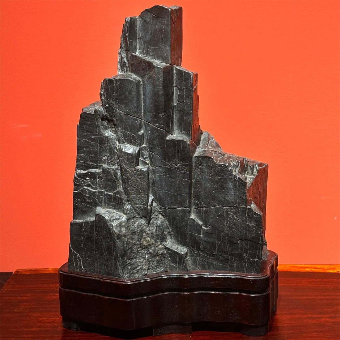 A beautiful Lingbi stone Songshan: Exquisite Lingbi stone Songshan Size:H:38cm W:24cm T:16cm (The Dimensions Of All Batches Are Manually Measured.If You Need More Detailed Information, Please Contact Our Customer Service Before Bidding