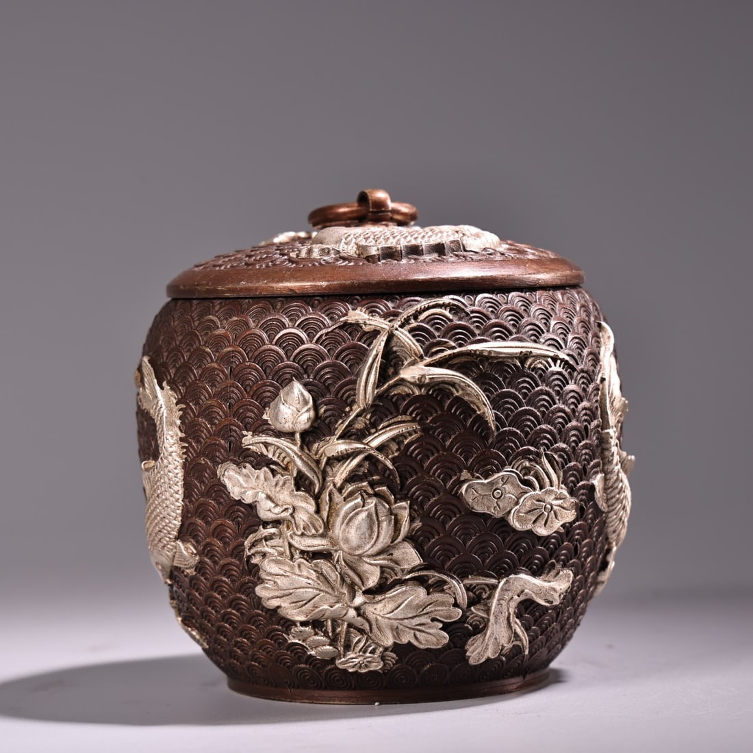 A fine pure copper high relief engraved gilt silver goldfish jar: Exquisite pure copper high-relief engraved gilt silver goldfish jar Size:H:9cm W:8cm W:0.83kg (The Dimensions Of All Batches Are Manually Measured.If You Need More Detailed Information, Please Contact
