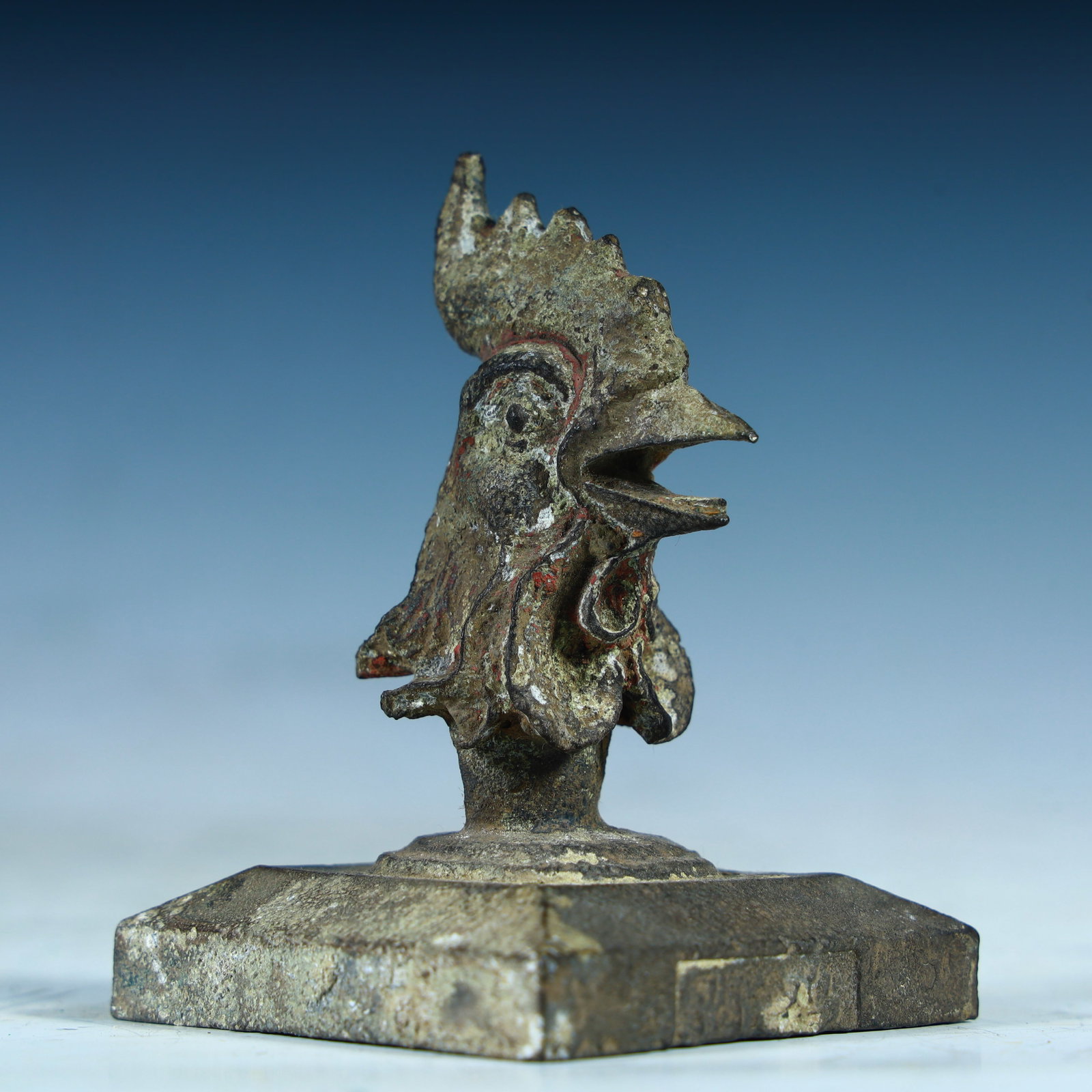 A copper painted chicken head seal of the Tang Dynasty: Tang Dynasty copper painted chicken head seal SIZE: H:7.4cm L: 5.3cm W:5.3cm W:370g (The Dimensions Of All Batches Are Manually Measured.If You Need More Detailed Information, Please Contact Our Custo