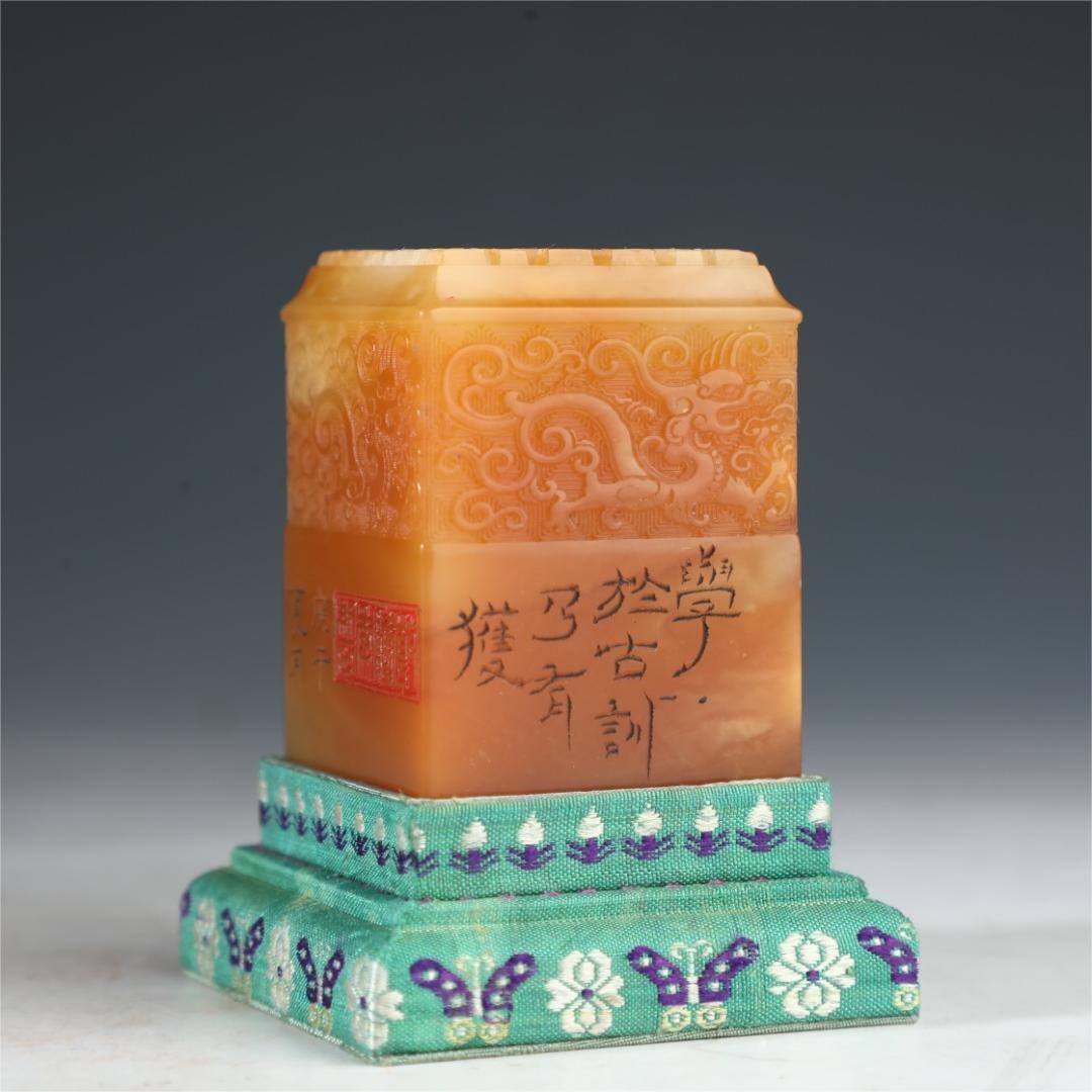 A Qing Dynasty Shoushan Tianhuang ornament: Qing Dynasty Shoushan Tianhuang ornament Size:H:5.5cm W:4cm W:0.212kg (The Dimensions Of All Batches Are Manually Measured.If You Need More Detailed Information, Please Contact Our Customer Service Be