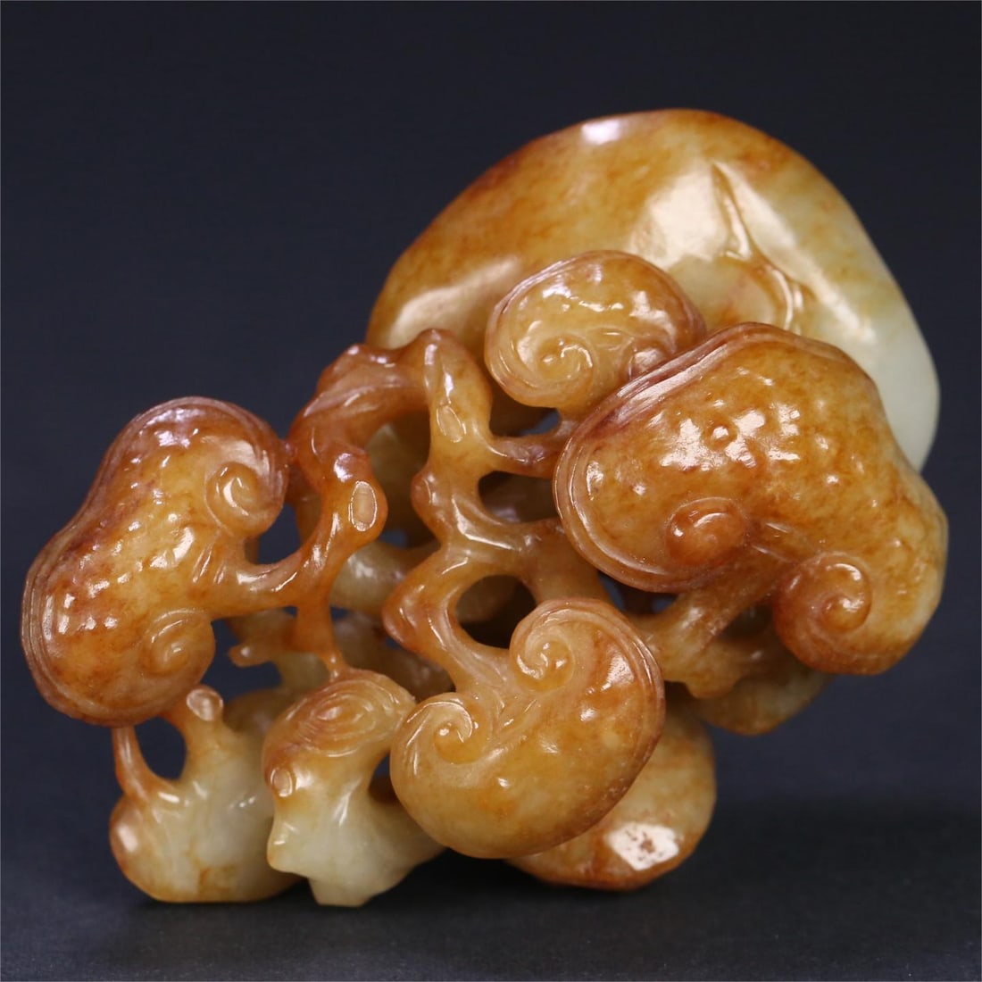 A Qing Dynasty Hetian jade Ganoderma lucidum ornament: Qing Dynasty Hetian jade Ganoderma lucidum ornament Size:8.2x5.9x3.9cm W:0.1297kg (The Dimensions Of All Batches Are Manually Measured.If You Need More Detailed Information, Please Contact Our Custome