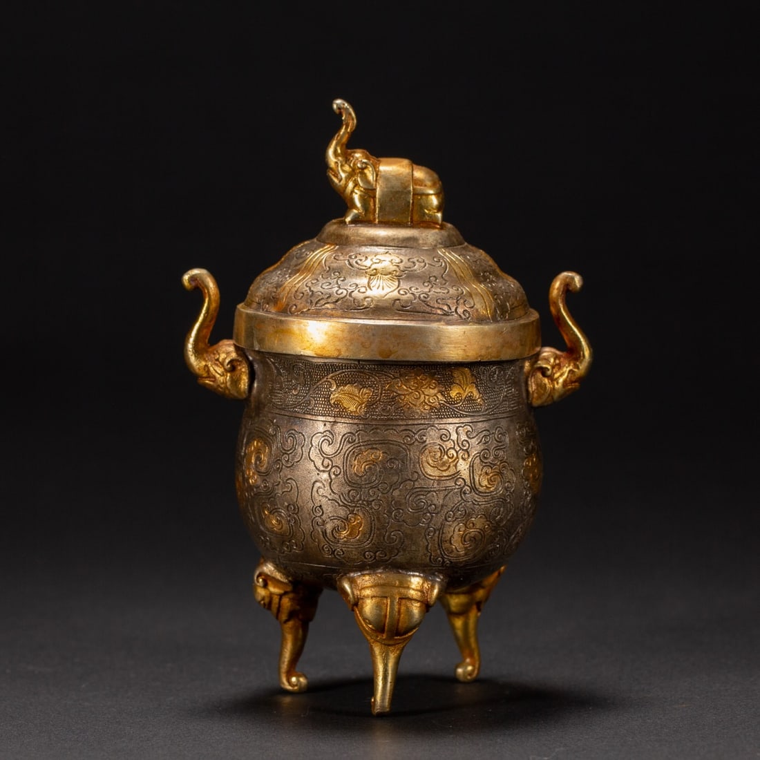 A fine silver-gilt amphora: Exquisite silver-gilt amphora (The Dimensions Of All Batches Are Manually Measured.If You Need More Detailed Information, Please Contact Our Customer Service Before Bidding.)