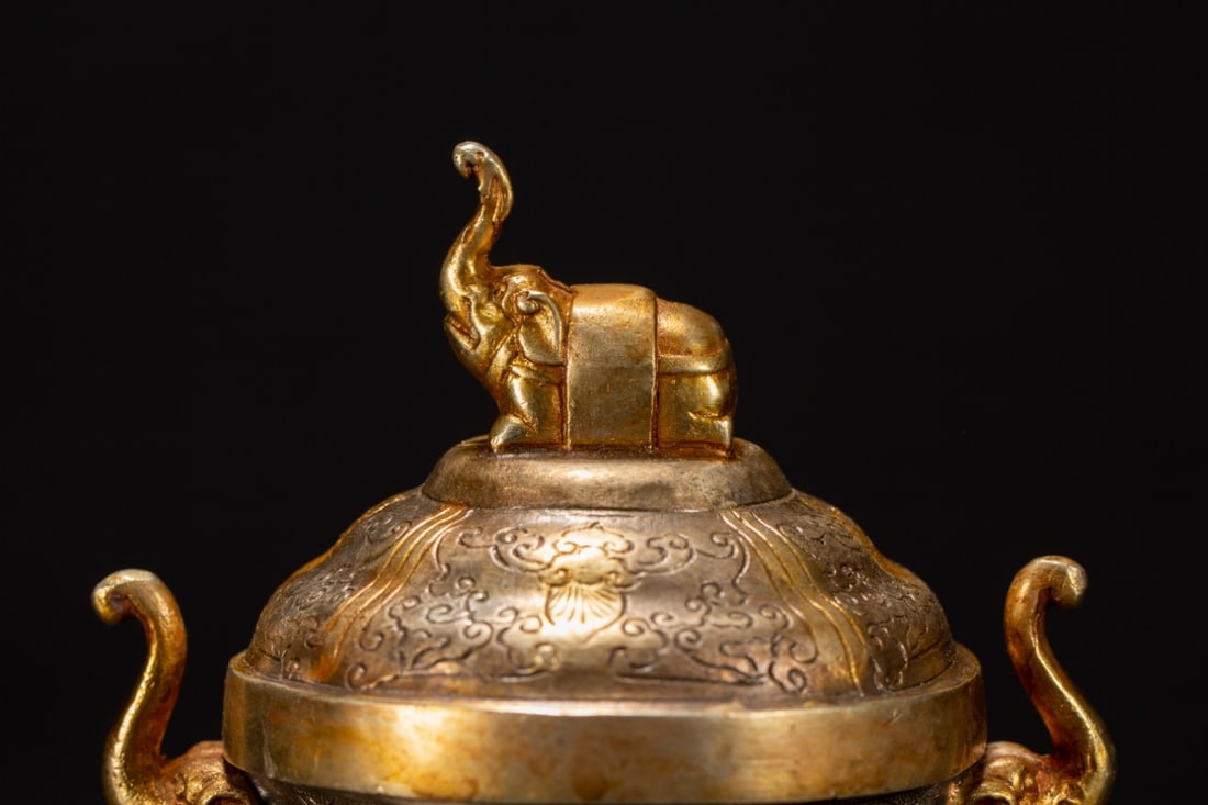 A fine silver-gilt amphora - 2