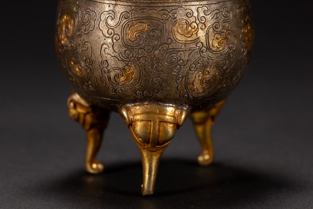 A fine silver-gilt amphora - 3