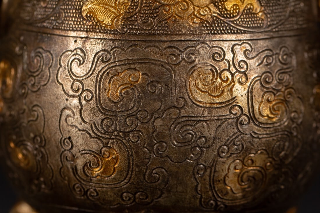 A fine silver-gilt amphora - 4