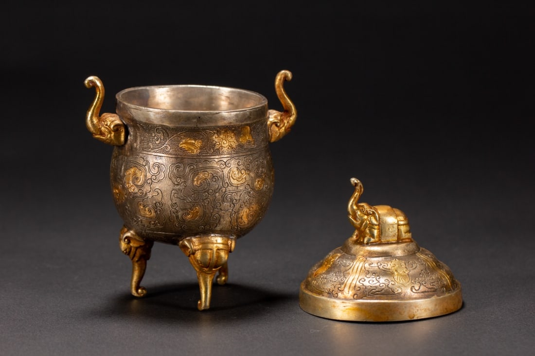 A fine silver-gilt amphora - 5