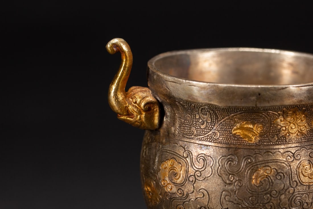 A fine silver-gilt amphora - 6