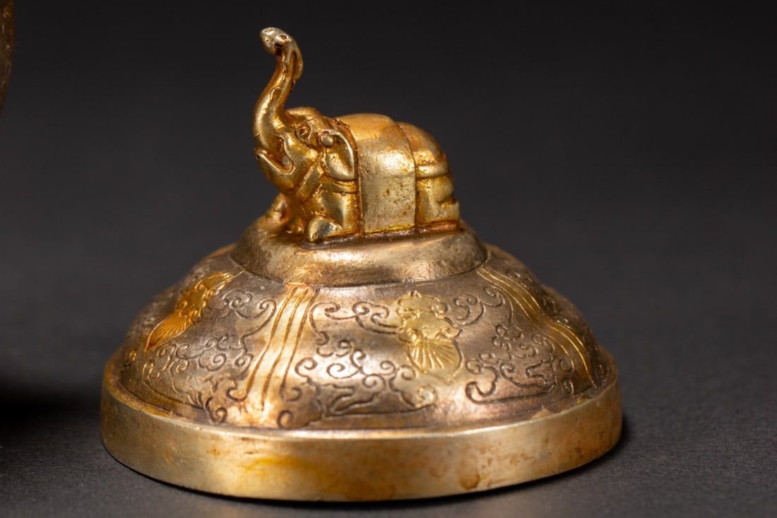A fine silver-gilt amphora - 7