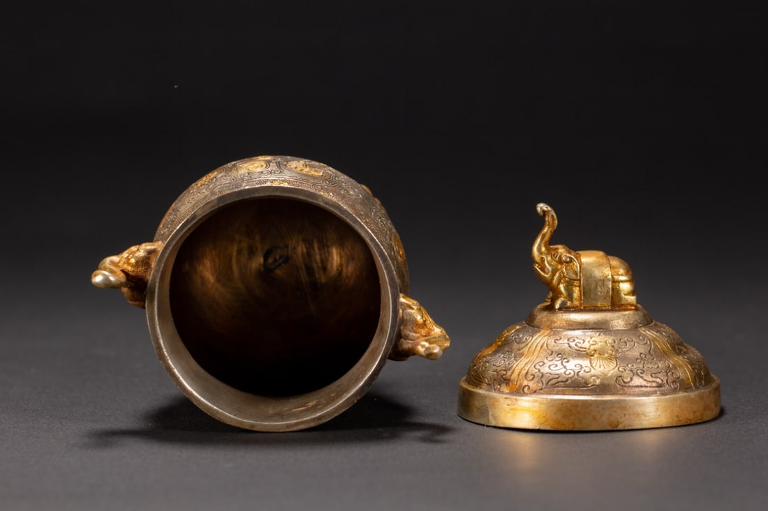 A fine silver-gilt amphora - 8