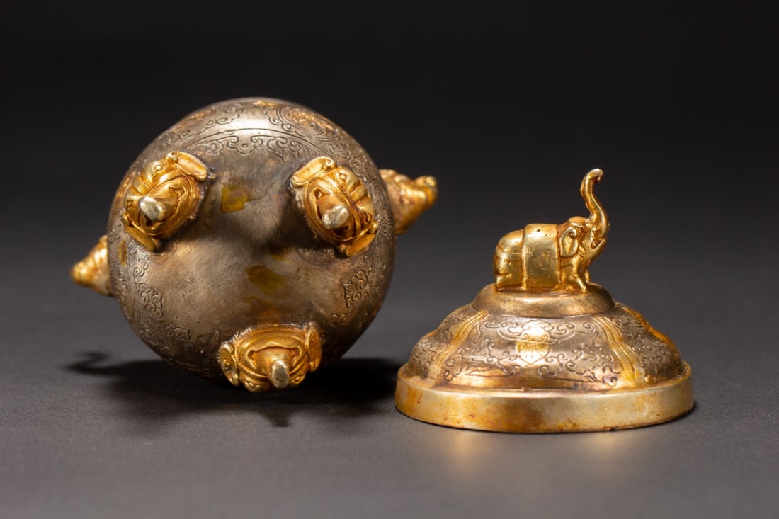 A fine silver-gilt amphora - 9