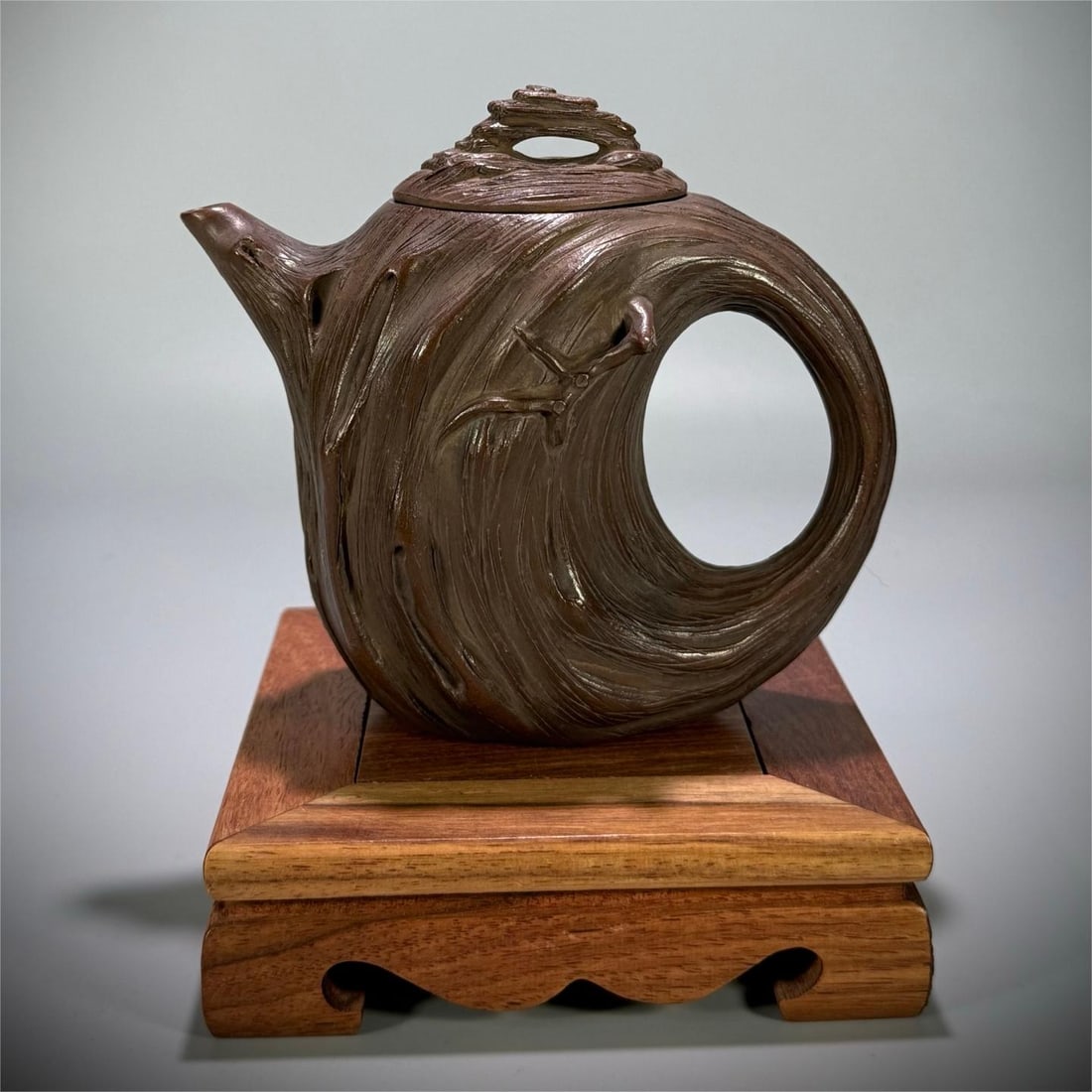 An old tree root teapot from the Qing Dynasty: An old tree root teapot in the Qing Dynasty Size:13.4x7x12cm W:0.279kg (The Dimensions Of All Batches Are Manually Measured.If You Need More Detailed Information, Please Contact Our Customer Service B