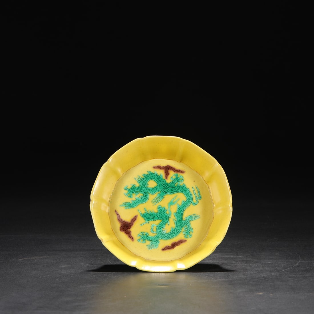 A yellow green purple glaze carved cloud dragon pattern plate made in the Zhengde era of the Ming: The yellow ground green and purple glaze carved cloud dragon pattern plate made in the Zhengde era of the Ming Dynasty Size:H:4cm D:17.5cm (The Dimensions Of All Batches Are Manually Measured.If You N