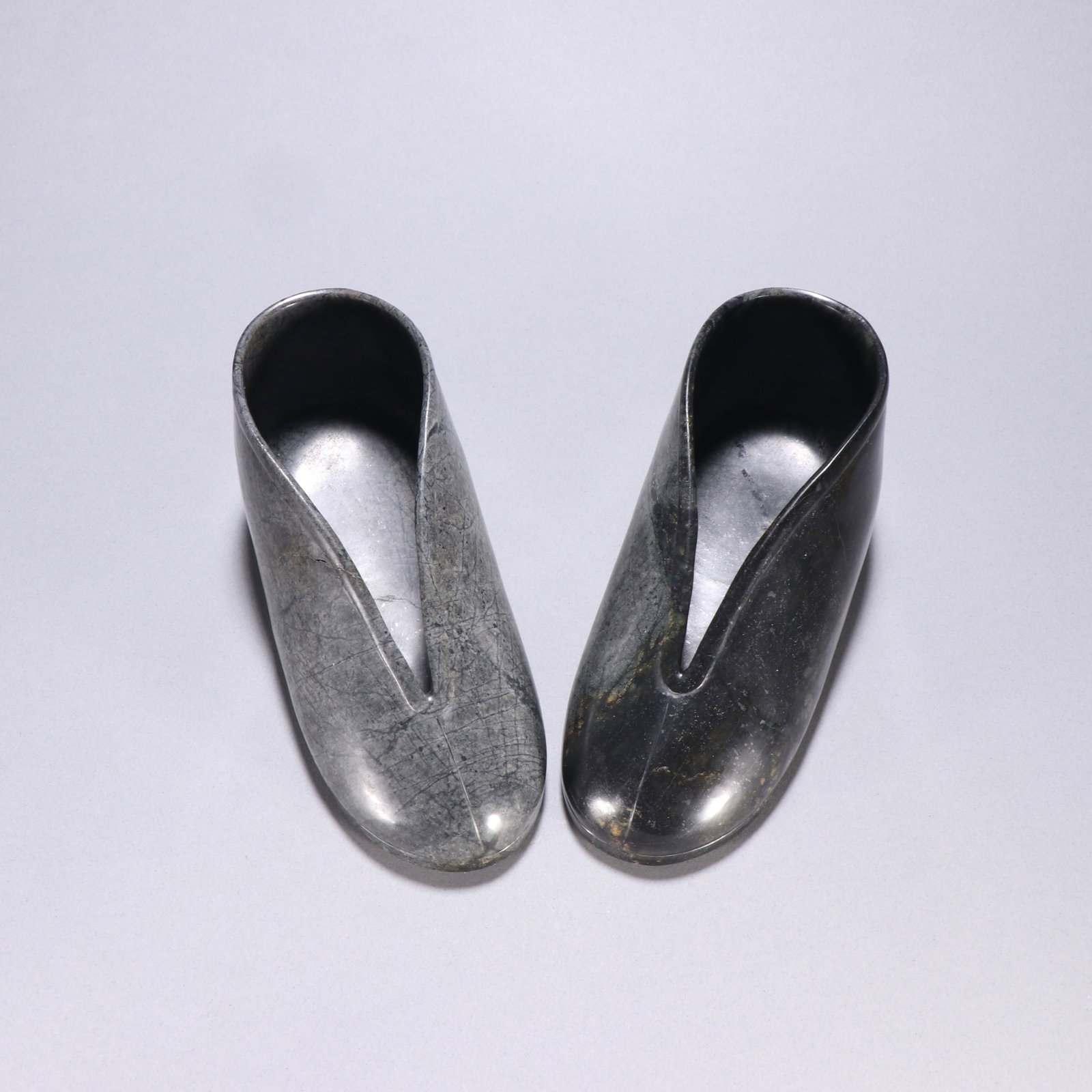 A pair of exquisite ancient jade shoes: Exquisite ancient jade shoes Size:H:7.3cm W:15.8cm W:0.4546kg (The Dimensions Of All Batches Are Manually Measured.If You Need More Detailed Information, Please Contact Our Customer Service Before Bid